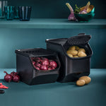 Tupperware OnionSmart Behälter mit roten Zwiebeln und Kartoffeln auf einer Küchenfläche.