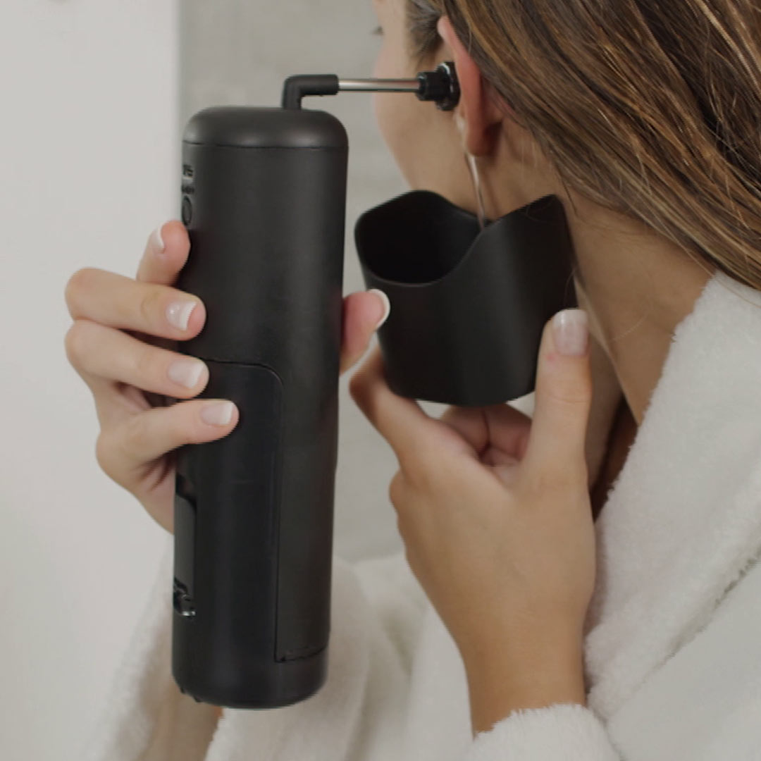 rau reinigt Ohr mit Wush, dem Ohrreiniger mit Wasserstrahl und Auffangbehälter – hygienisch und komfortabel.