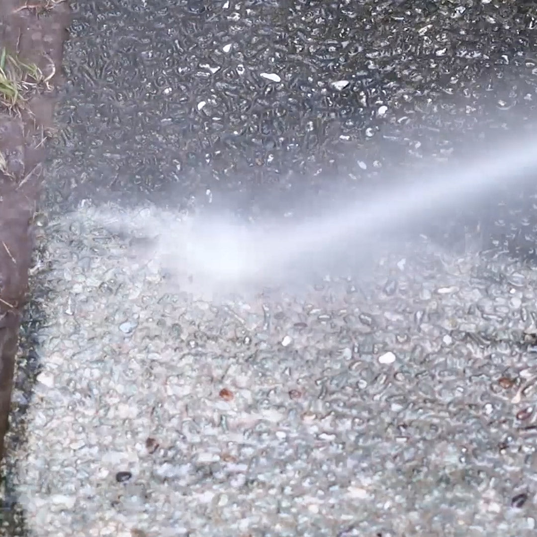 Hammersmith HydroBlast entfernt kraftvoll Schmutz von einer rauen Steinoberfläche mit Hochdruck.