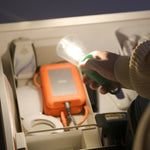LED-Leuchte beleuchtet Schublade beim Suchen