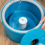 Wassertank des Livington Clean Water Spin Mop wird befüllt – für sauberes und schmutzfreies Wischen.