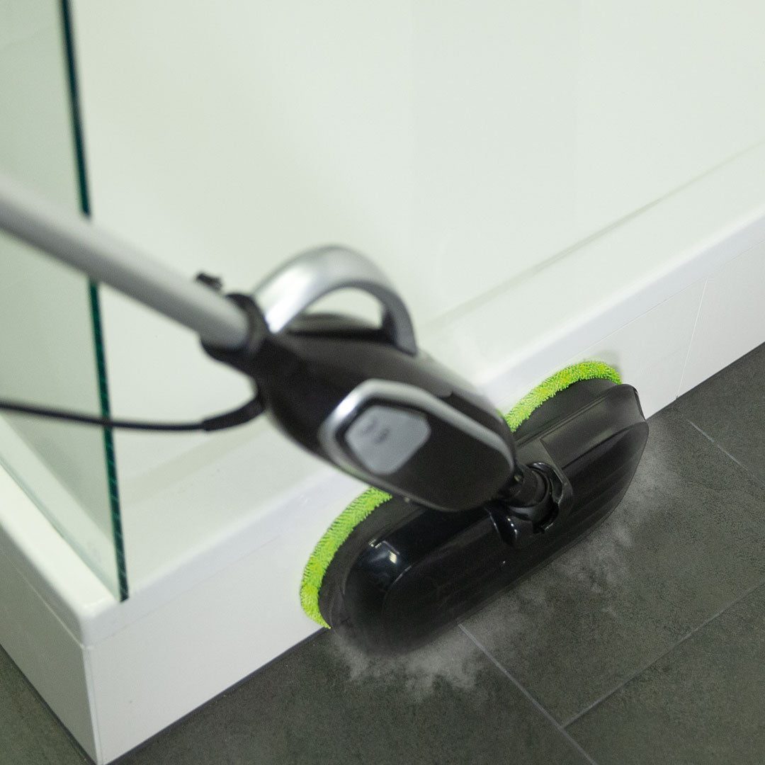 Livington Steam Twister reinigt mit Dampf gründlich die Ränder am Boden mit rotierenden Pads.