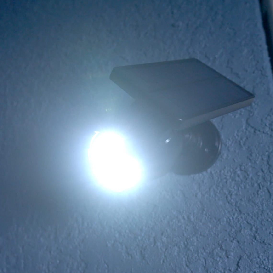 Panta Safe Light Solar leuchtet bei Dunkelheit automatisch mit starkem LED-Licht.