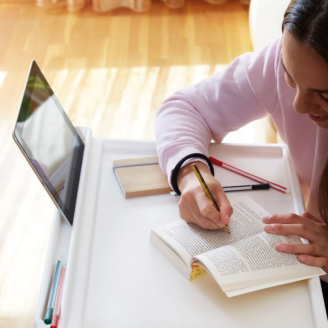 Starlyf Table Express im Einsatz – ideal zum Lernen mit Buch, Tablet und Schreibmaterial.