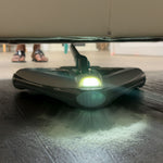Livington DeeperSweeper saugt mit LED-Licht präzise unter flachen Möbelstücken und erfasst selbst feinen Staub.