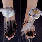 Reinigungsvergleich: herkömmlicher Duschkopf vs. kraftvoller Wasserstrahl des Aquadon EcoTornado.