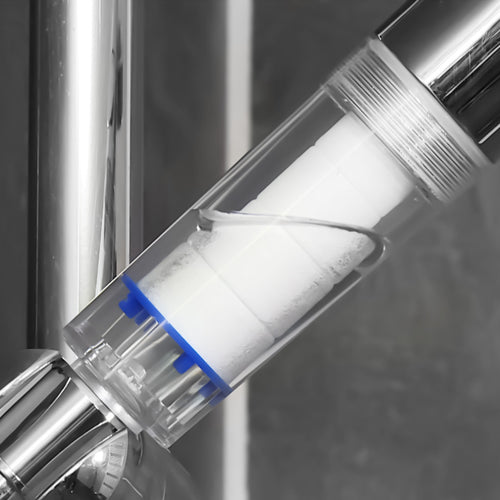 Der Aquadon EcoTornado mit sichtbarem Filtereinsatz ist direkt am Duschanschluss montiert.