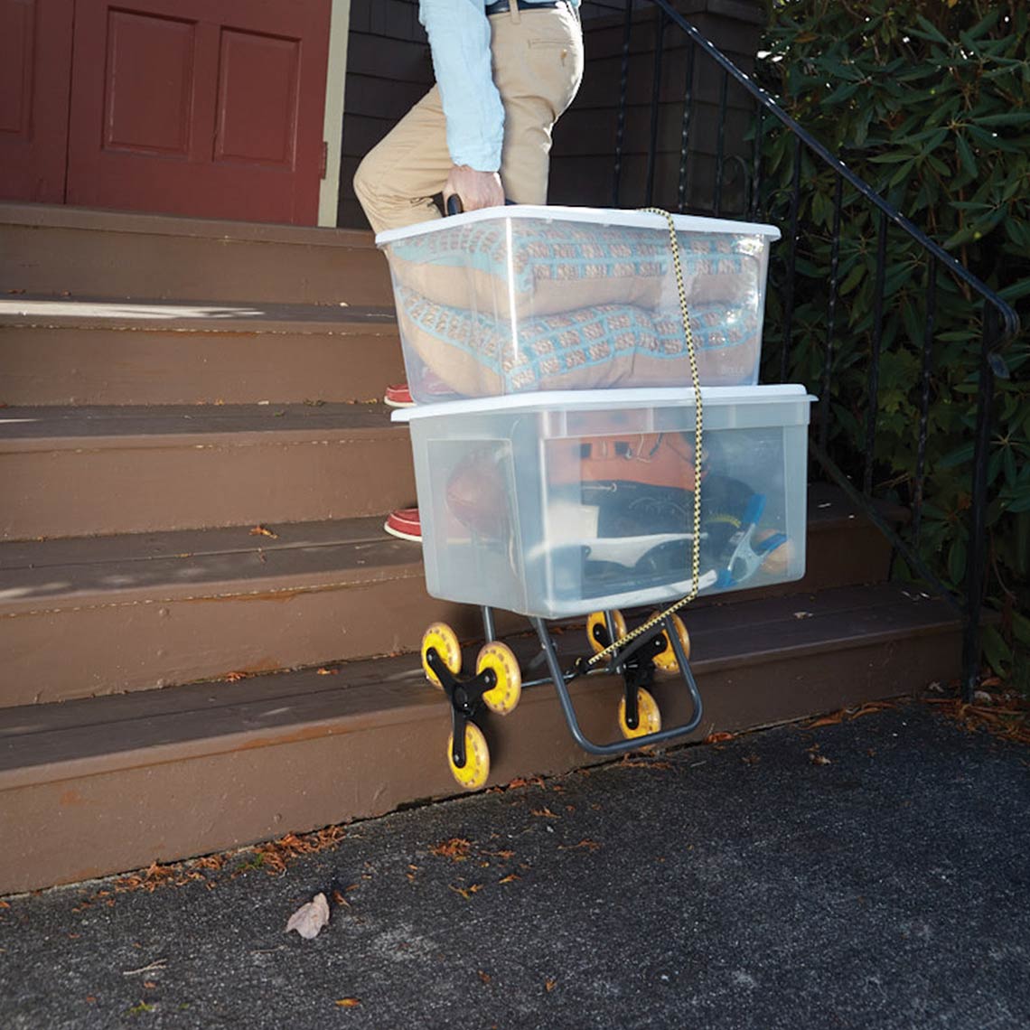 Climb Cart transportiert zwei große Kunststoffboxen mühelos eine Treppe hinauf.