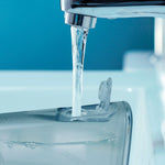 Der Wassertank der CorpCare Miracle Smile wird direkt unter dem Wasserhahn befüllt.