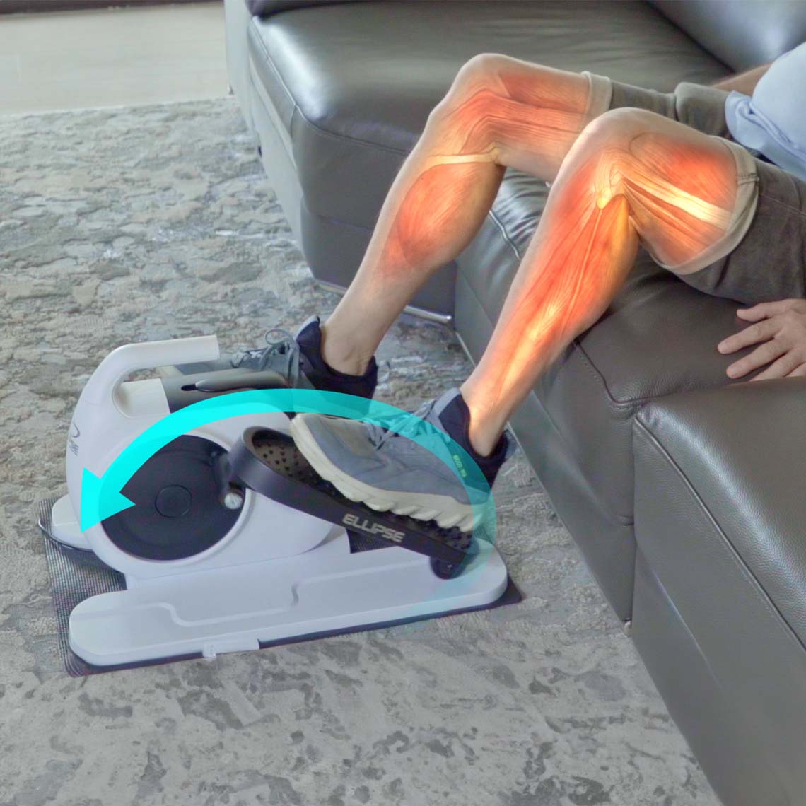Fußtrainer beim Einsatz auf dem Sofa – animierte Darstellung der Muskelaktivierung für sanftes Training