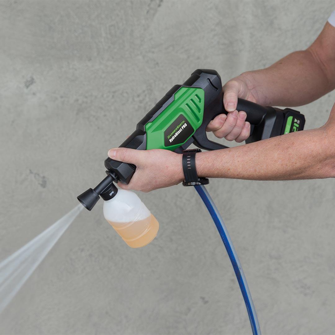 Der Hammersmith HydroBlast Pro nutzt einen externen Behälter zum Aufsprühen von Reinigungsmittel.