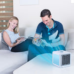 Paar liest gemeinsam auf dem Sofa, der Livington Arctic Air sorgt für frische, kühle Luft im Raum.