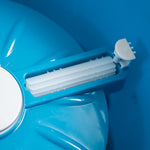Die integrierte Reinigungsbürste im Livington Clean Water Spin Mop entfernt zuverlässig Schmutz vom Mopp.