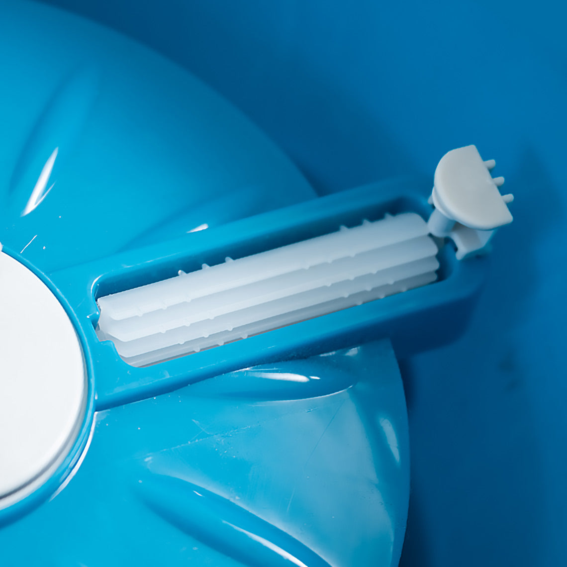 Die integrierte Reinigungsbürste im Livington Clean Water Spin Mop entfernt zuverlässig Schmutz vom Mopp.