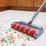 Livington Voom entfernt mühelos verstreute M&Ms von Küchenfliesen.