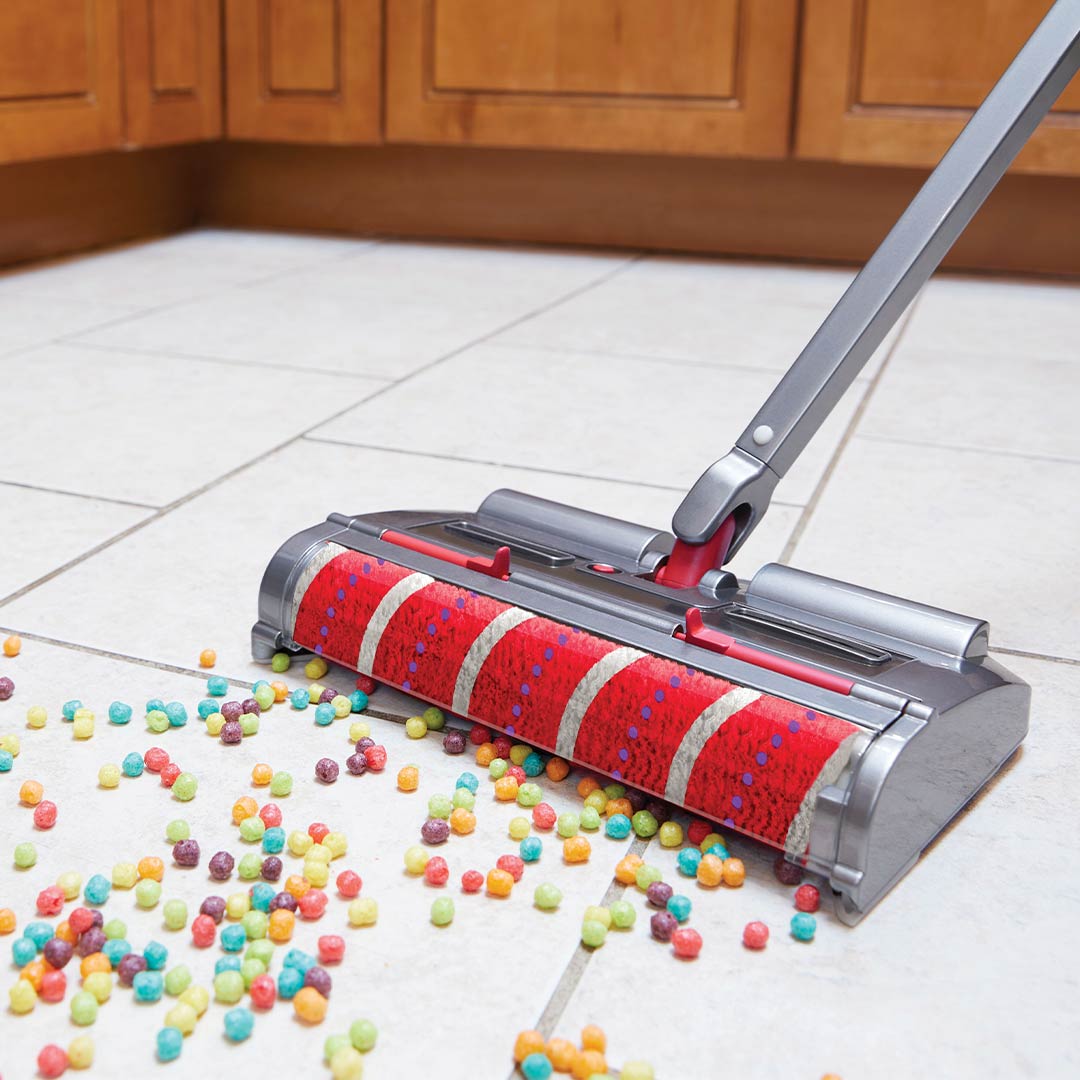 Livington Voom entfernt mühelos verstreute M&Ms von Küchenfliesen.