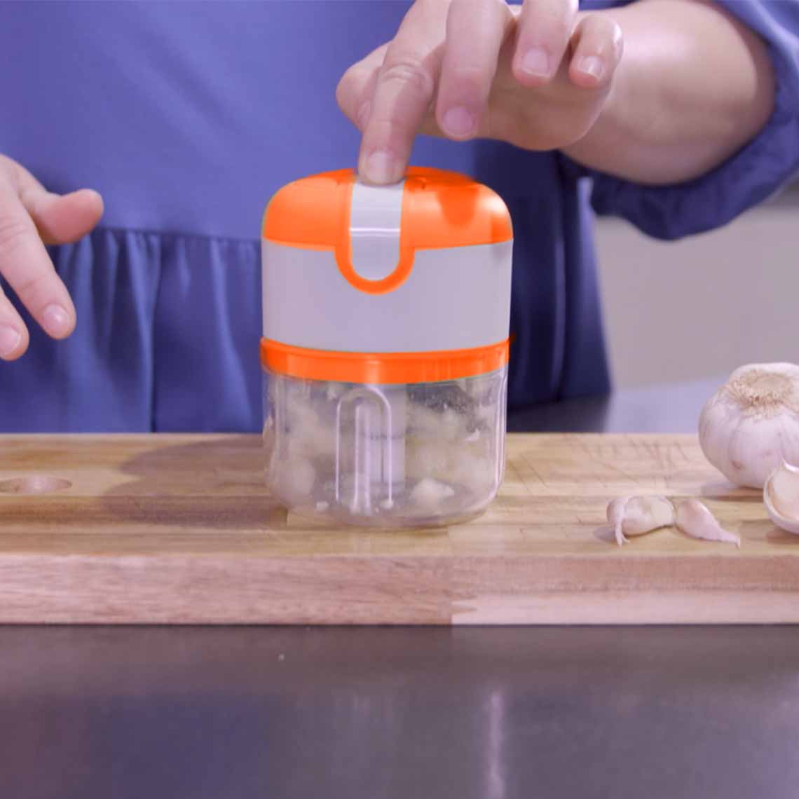 Knoblauch wird mit dem Livington 3 SecondsChopper per Knopfdruck mühelos zerkleinert.