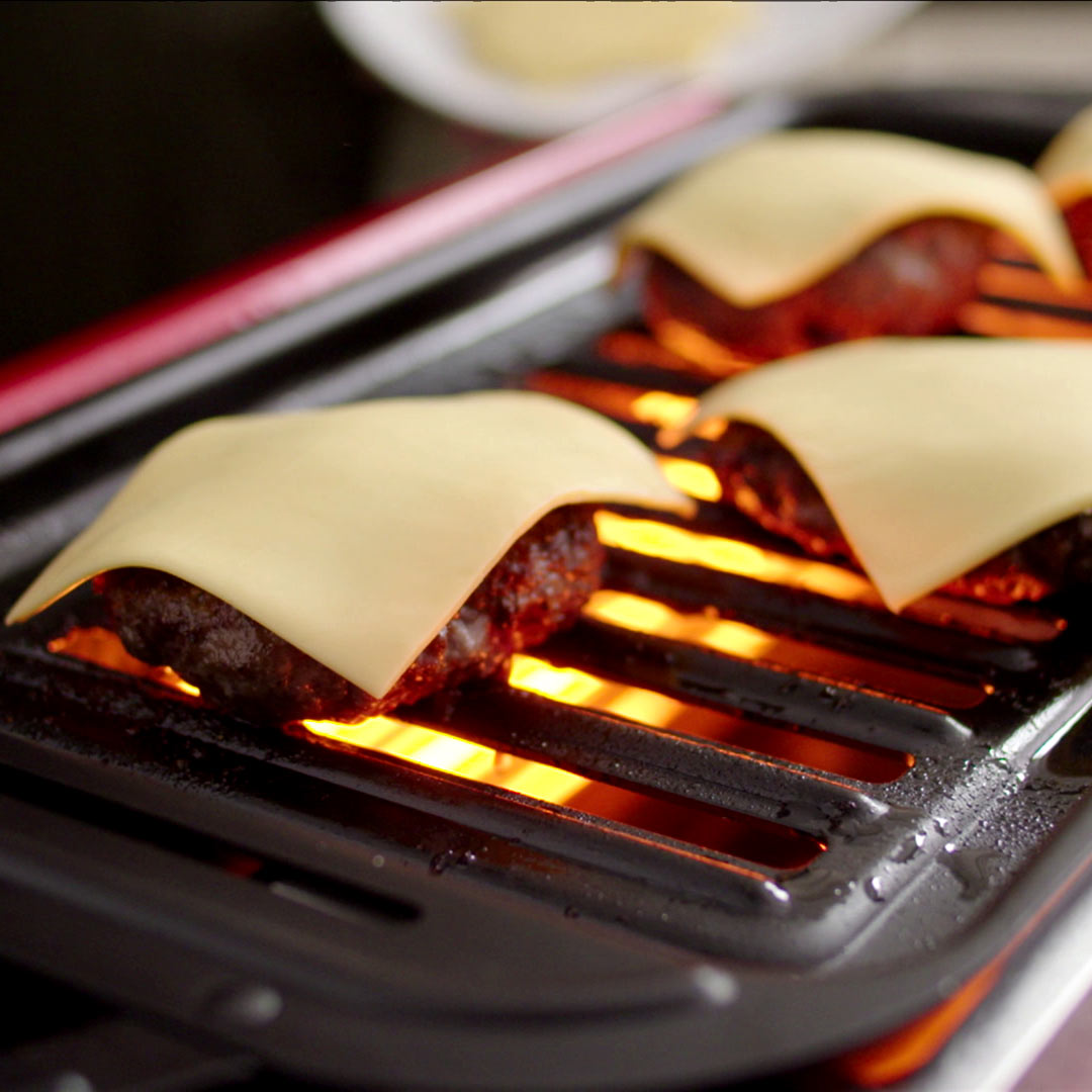 Burgerpatties mit Käse grillen im Rotisserie Chef.