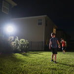 Panta Safe Light Solar beleuchtet den Garten bei Nacht – ideal zum Spielen und für mehr Sicherheit im Außenbereich.