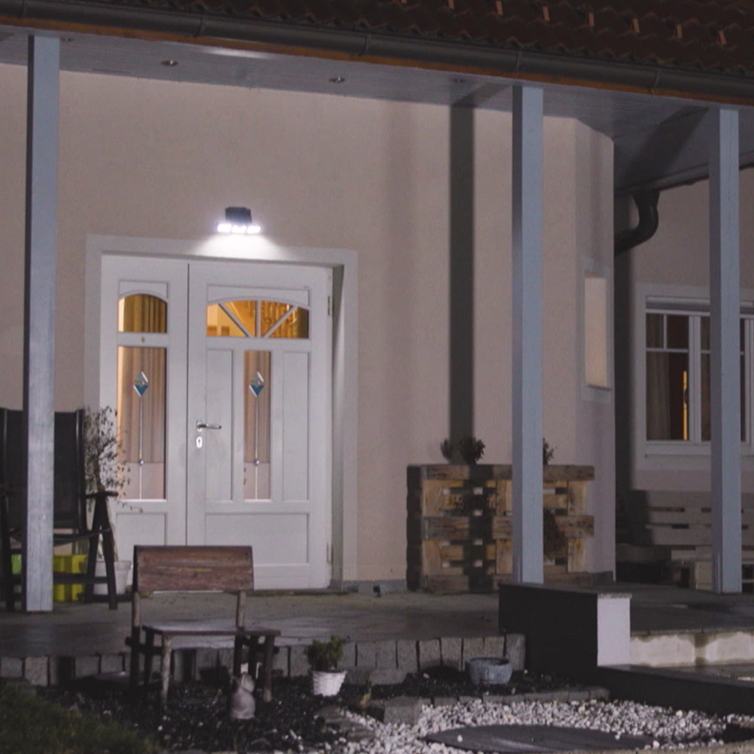 Die Panta TrioSolar beleuchtet den Hauseingang bei Nacht automatisch per Bewegungssensor.
