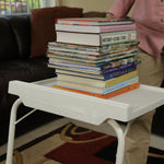Starlyf Table Express trägt einen hohen Bücherstapel – stabil und belastbar im Alltag.