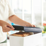 Brot wird in der praktischen, luftdurchlässigen Aufbewahrungsbox Bradsmart frisch gehalten.