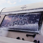 Hammersmith HydroBlast reinigt mit Schaumaufsatz die Fenster eines Wohnwagens.