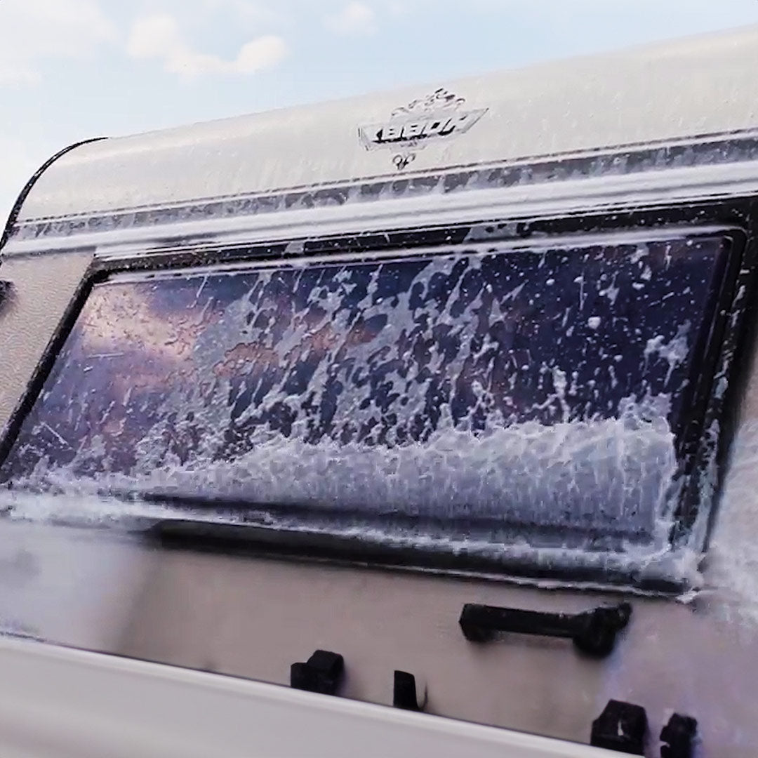Hammersmith HydroBlast reinigt mit Schaumaufsatz die Fenster eines Wohnwagens.