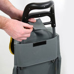 Detailaufnahme des Climb Cart Griffs mit grauer Tasche und Klettverschluss.