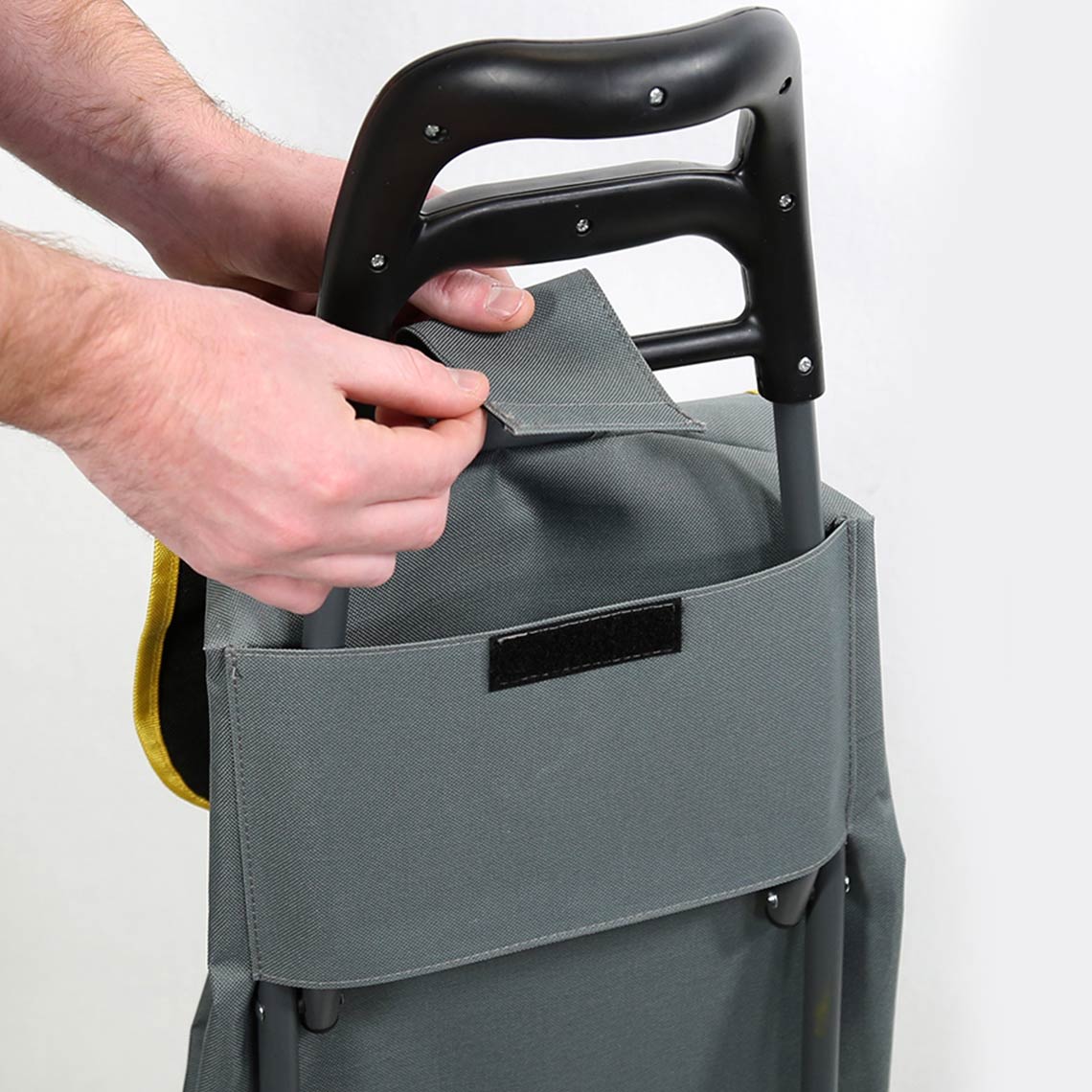 Detailaufnahme des Climb Cart Griffs mit grauer Tasche und Klettverschluss.