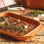 Livington Copperline WonderCooker – gegrillte Steaks mit Rosmarin und Knoblauch in kupferfarbener Bratform.