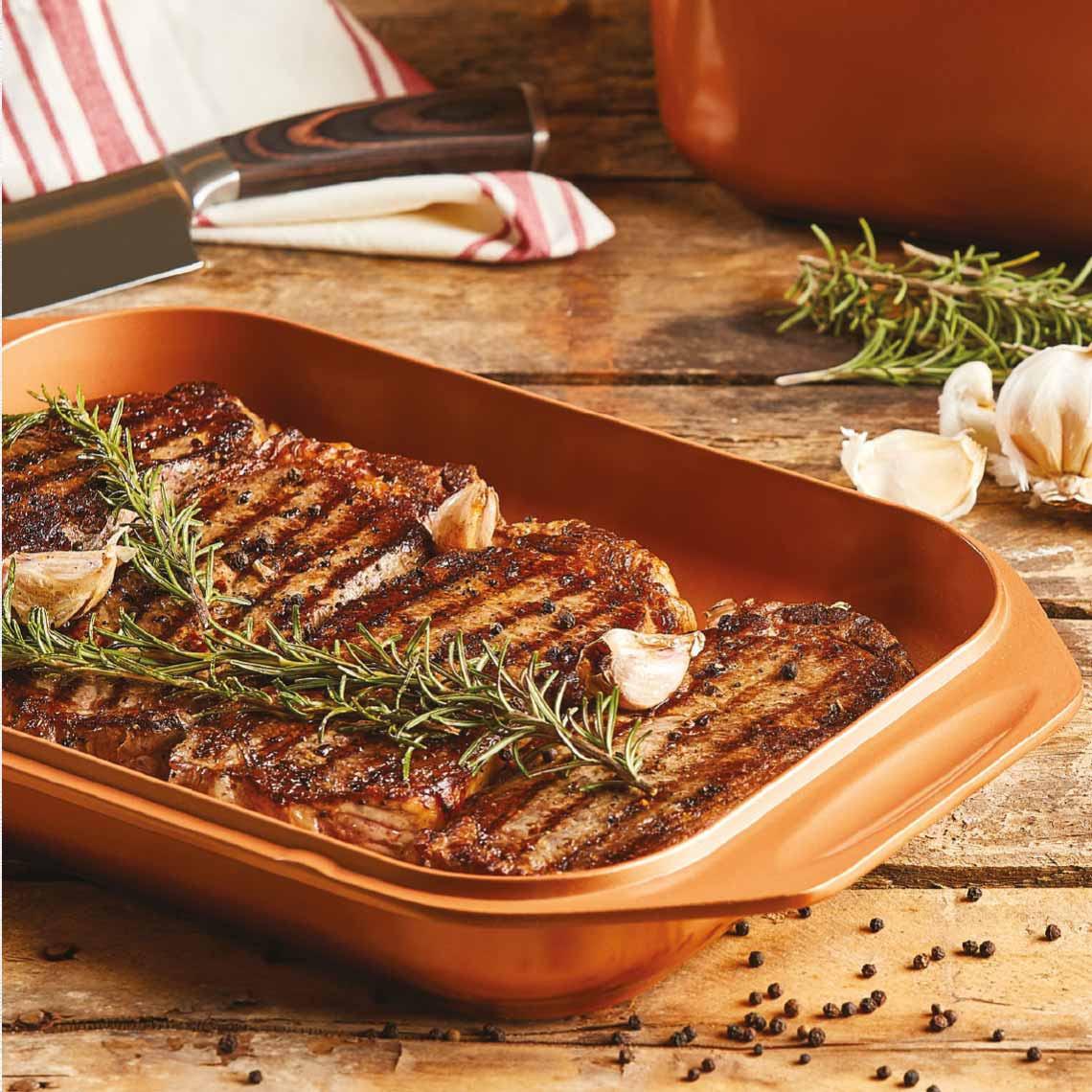 Livington Copperline WonderCooker – gegrillte Steaks mit Rosmarin und Knoblauch in kupferfarbener Bratform.