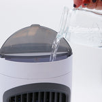 Einfaches Nachfüllen des Wassertanks am Livington SmartChill – für dauerhafte Kühlleistung.