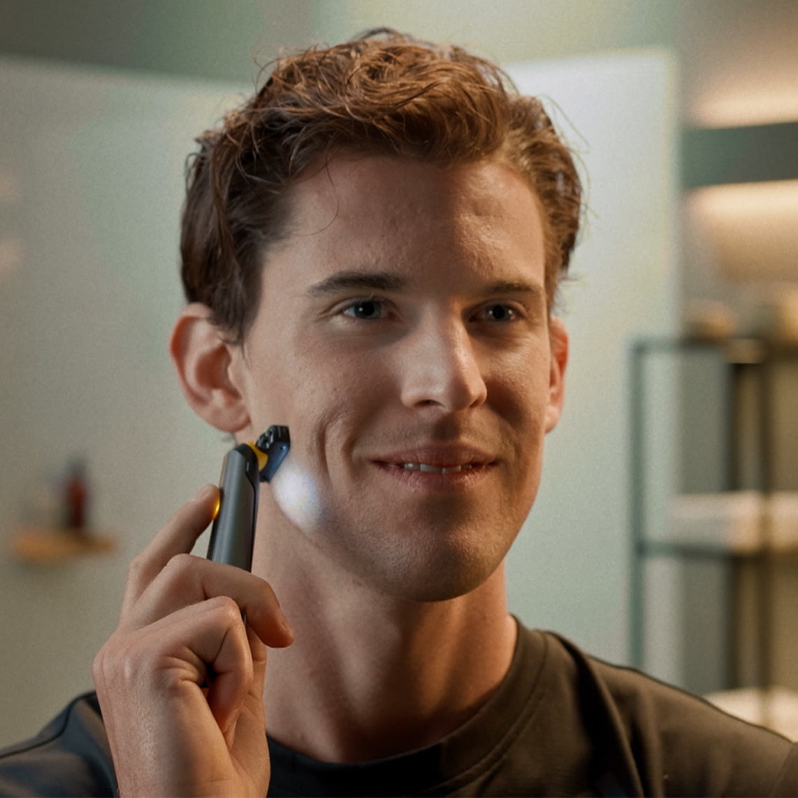 Ein Mann rasiert sich die Wange mit dem MicroTouch Titanium Solo mit präzisem LED-Licht.