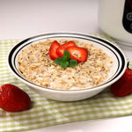 Eine Schale mit Porridge garniert mit Erdbeeren.