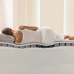 Eine Frau schläft seitlich auf dem Octasleep Smart Topper – der Schaum passt sich ergonomisch der Körperform an.