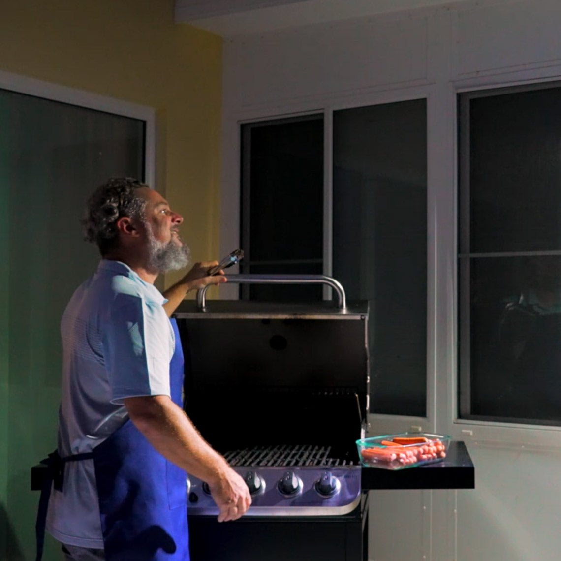 Panta Safe Light Solar sorgt für perfekte Ausleuchtung beim nächtlichen Grillen im Außenbereich.