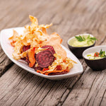 Serviervorschlag mit bunt gemischten Gemüsechips und zwei cremigen Dips – knusprig und abwechslungsreich.