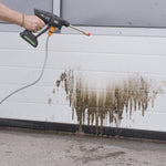 Mit dem Hammersmith HydroBlast wird Schmutz von einem Garagentor entfernt.