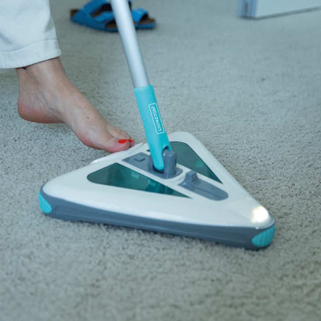 Livington DeeperSweeper wird bequem per Fußschalter ein- oder ausgeschaltet – ideal für schnellen Einsatz.