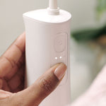 CorpCare Miracle Smile wird per Knopfdruck aktiviert – drei LEDs zeigen die Druckstufe an.