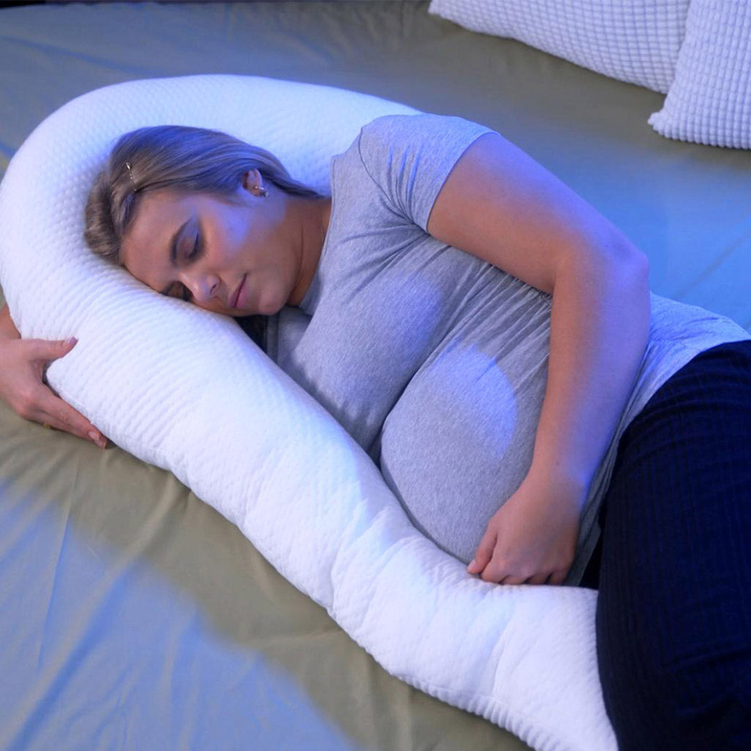 Schwangere ruht bequem mit dem Dreamolino Swan Pillow für optimale Körperunterstützung.