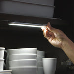 HandyLux Slim Bright – LED-Leuchte wird unter dem Küchenschrank angebracht für bessere Sicht im Regal.