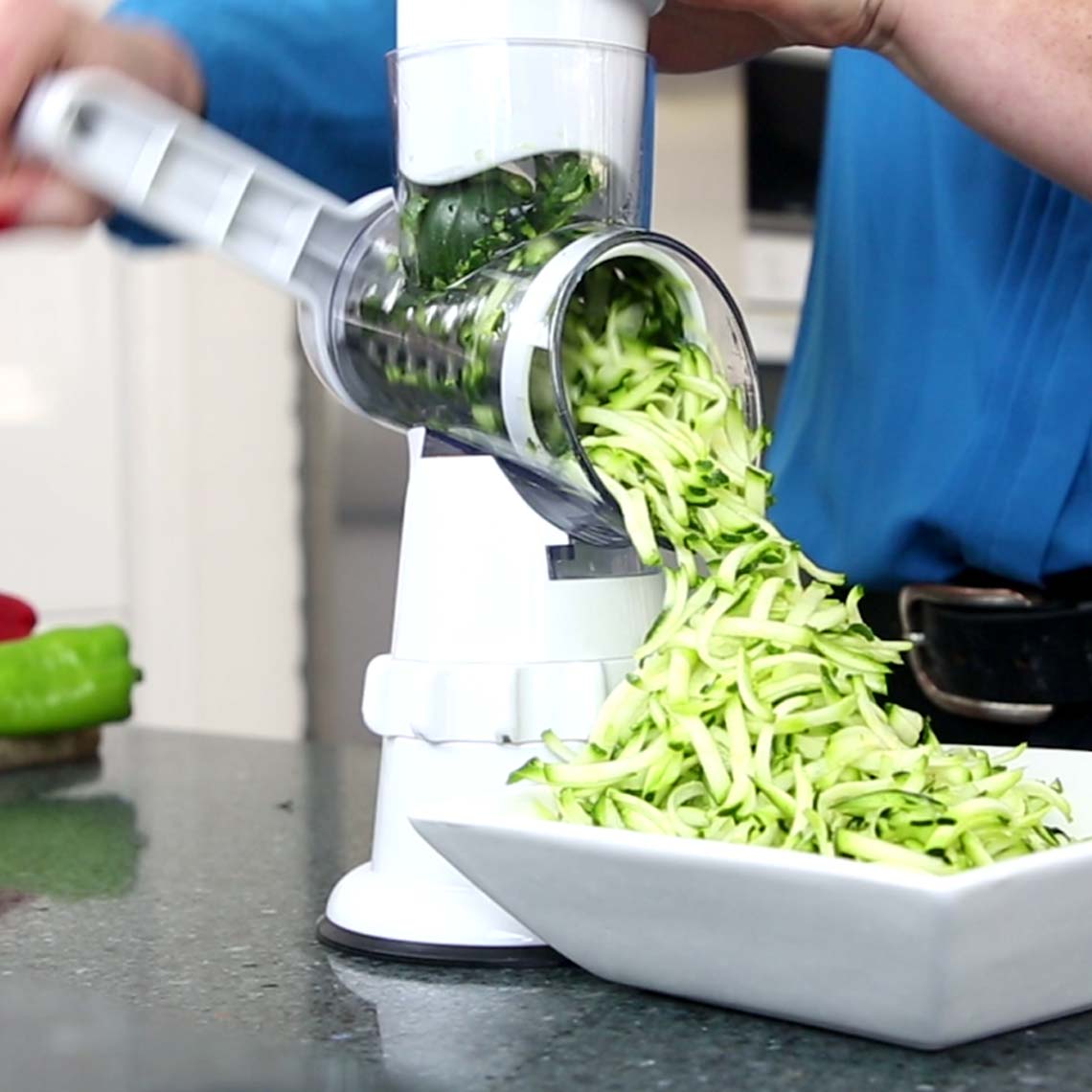 Mit dem Sumo Slicer werden Zucchini in feine Streifen geschnitten und direkt in eine Schale ausgegeben.