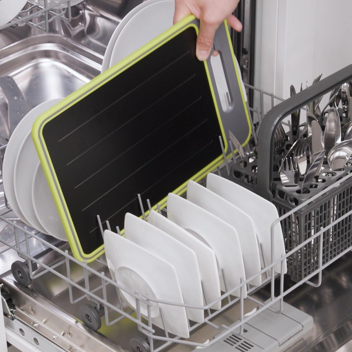 Das Livington FrostAway Schneidebrett wird platzsparend in der Spülmaschine gereinigt.