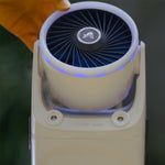 Hand schwenkt den Ventilatorkopf in die bevorzugte Richtung