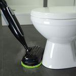Livington Steam Twister reinigt gründlich rund um die Toilette – auch an schwer zugänglichen Stellen.