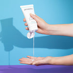 Proactiv Solution Cleanser wird in die Handfläche gegeben – sanfte Reinigung für klare Haut.