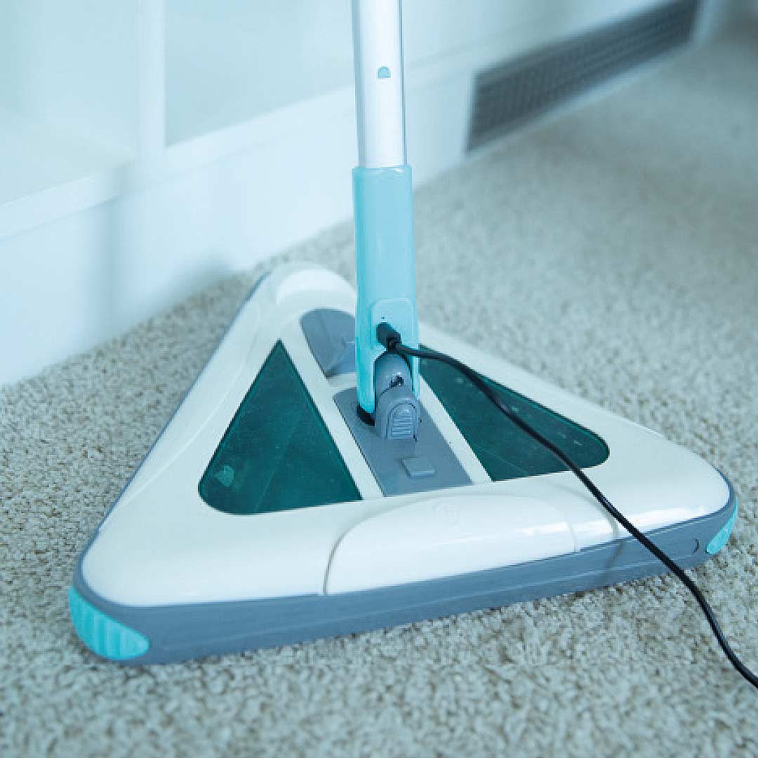 Livington DeeperSweeper wird über ein Kabel am Griff angeschlossen und geladen – bequem und einfach.
