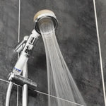 Aquadon EcoTornado Duschkopf mit kräftigem Wasserstrahl und integriertem Filtersystem an der Wandhalterung.